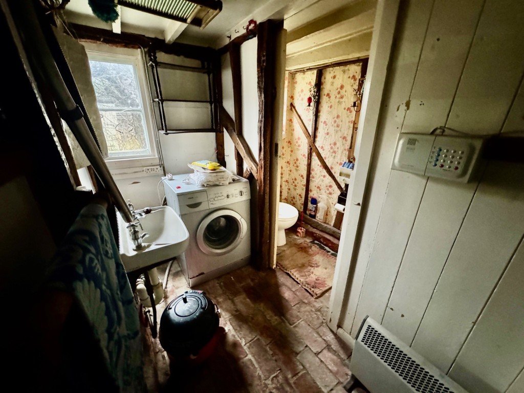 Lot: 31 - DETACHED PERIOD COTTAGE AND ORCHARD LAND - Ground floor utility with W.C. off